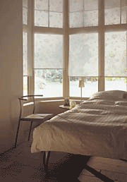 Рулонные шторы - интим для спальни.
