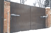 Распашные ворота с двухсторонней отделкой листом с пластизолевым покрытием.